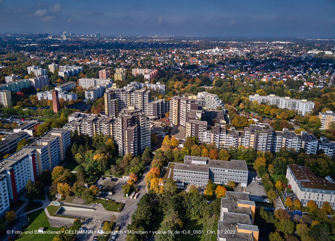 13.10.2022 - Das Marx-Zentrum und Wohnanlage Karl-Marx-Ring 52-62 in Neuperlach